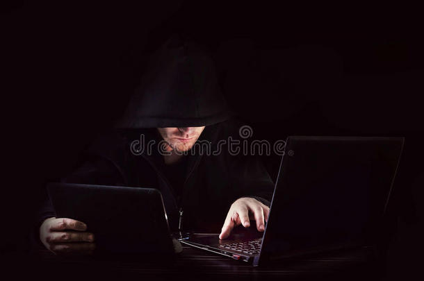 计算机的攻击和变得难以辨认的戴头巾的黑客
