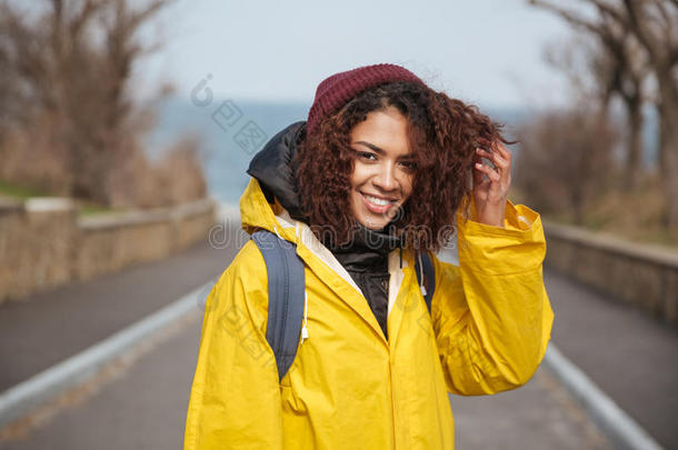 欢乐的非洲的有卷发的年幼的女士使人疲乏的黄色的上衣