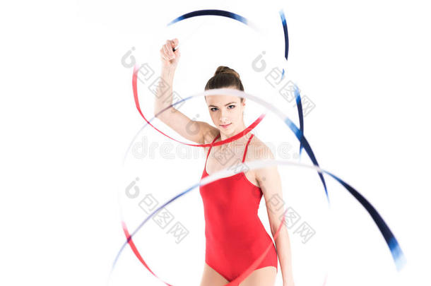 女人有韵律的体操家表演的和粗绳和有样子的在卡梅尔