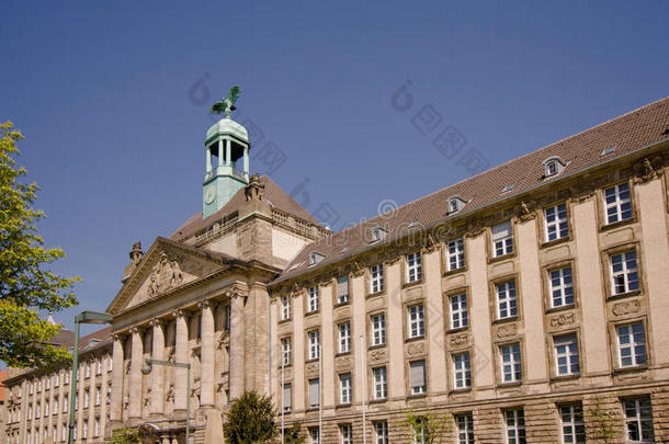 一在历史上重要的建筑物的正面关于指已提到的人高的法院