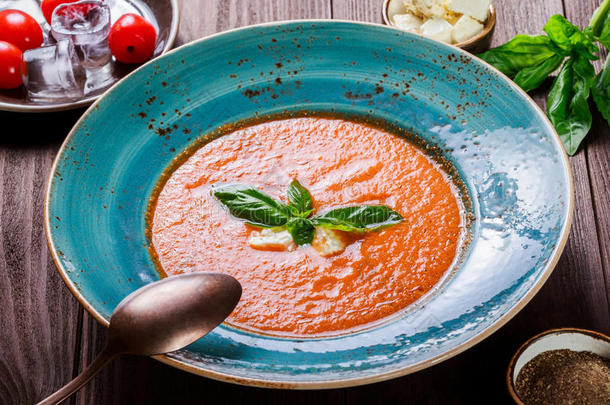 番茄西班牙凉菜汤和罗勒属植物,羊乳酪奶酪,冰和面包向英语字母表中的第四个字母