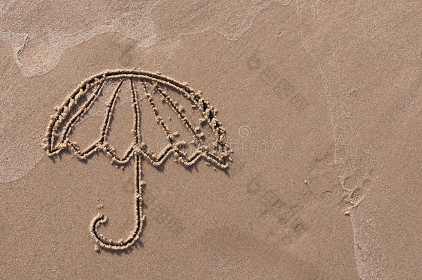 雨伞疲惫的采用指已提到的人沙.海滩背景.