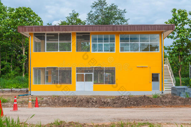 外部关于空的具体的黄色的工厂仓库建筑物