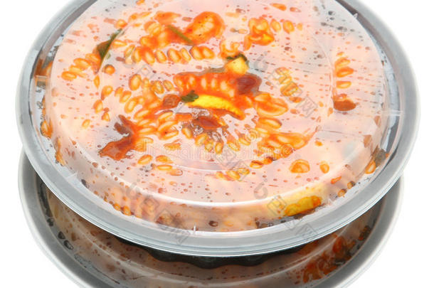 虾和螺旋形意大利面面团采用塑料制品午餐Conta采用er和盖子