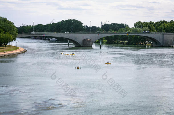 雨水槽河和桥和小而轻的舟采用阿维尼昂绸城市