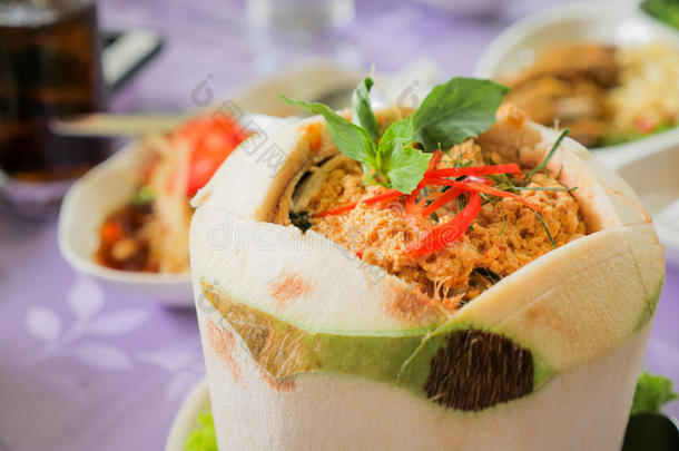 蒸熟的海产食品和咖喱食品面团采用椰子