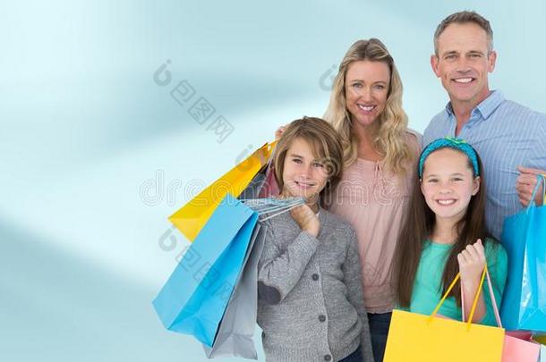 家庭和购物袋反对模糊的蓝色抽象的后座