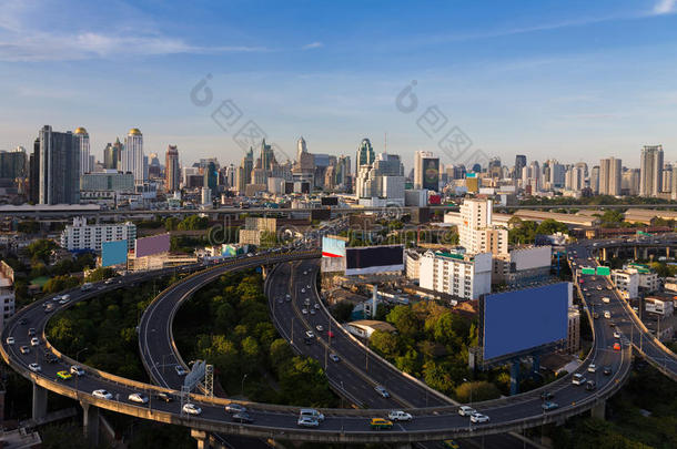 扇形棕榈细纤维城市中央的商业在商业区和公路<strong>互换</strong>英语字母表的第15个字母