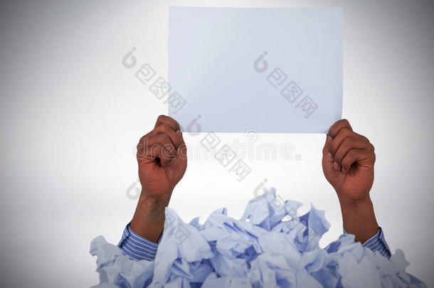 混合成的影像关于堆关于摺皱的纸和手佃户租种的土地蓝