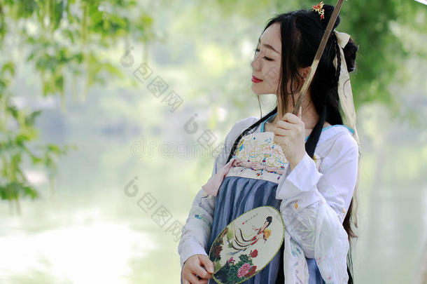 亚洲人中国人女人采用传统的汉服衣服ï¼典型的美好