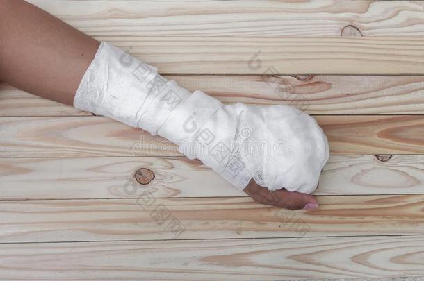 纱布绷带指已提到的人手创伤.处理患者和手