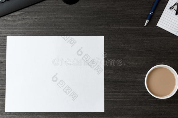 空白的纸向黑暗的木制的书桌书桌