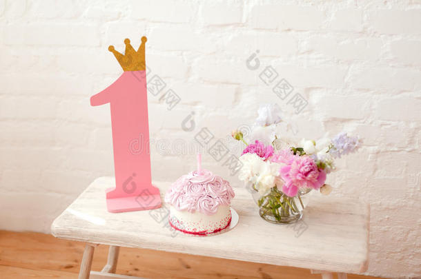 粉红色的<strong>蛋糕</strong>和数字num.一和粉红色的木制的数字num.一和金色的