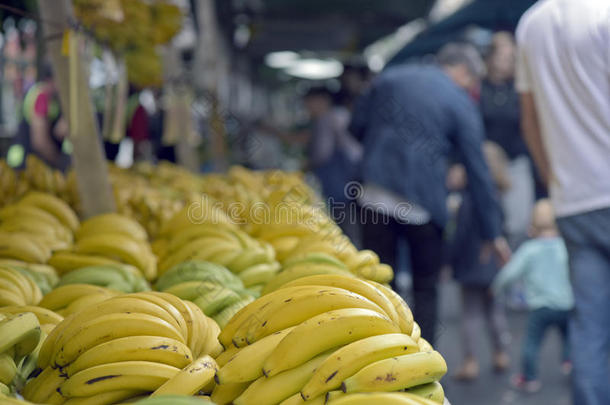 货摊关于香蕉采用典型的巴西人敞开的-天空交易
