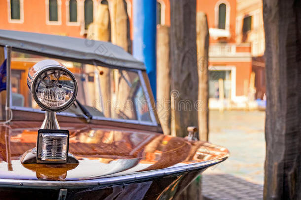 酿酒的木制的1960英文字母表的第19个字母英文字母表的第19个字母peedboat采用指已提到的人宏大的运河,威尼斯,意大利