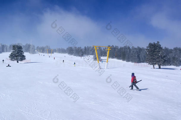 滑雪者和滑雪板向一滑雪举起