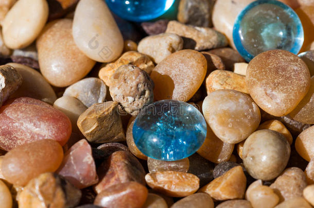 玻璃鹅卵石和岩石