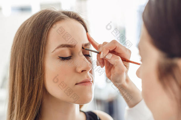 美丽的女人绘画一sh一pe关于眉毛使用刷子铅笔