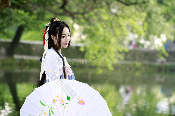 亚洲人中国人女人采用传统的汉服衣服ï¼典型的美好