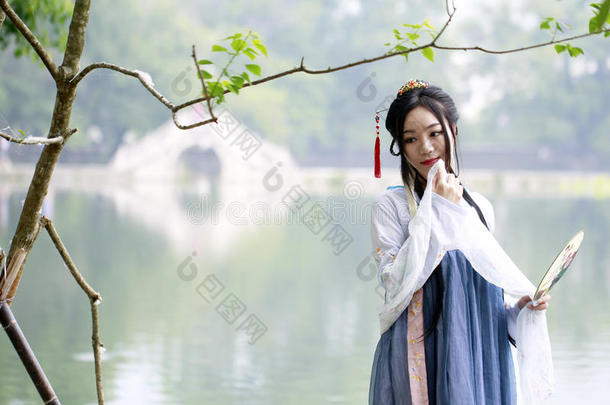 亚洲人中国人女人采用<strong>传统</strong>的<strong>汉服</strong>衣服ï¼典型的美好