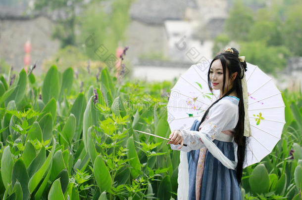 亚洲人中国人女人采用传统的汉服衣服ï¼典型的美好