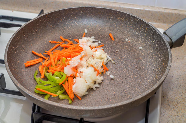 剁碎的蔬菜向油炸平底锅健康的食物