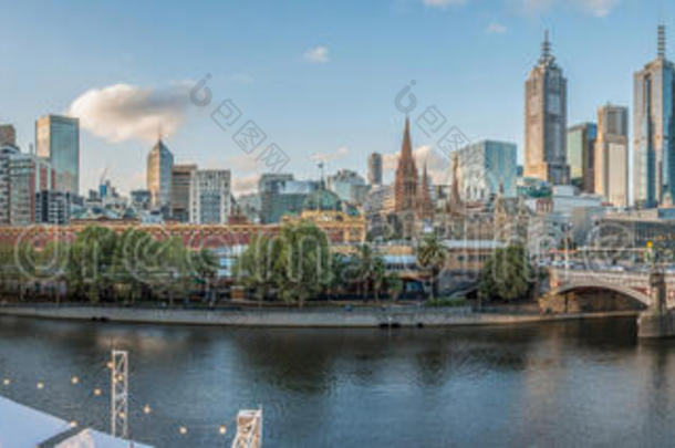 指已提到的人城市风光照片关于墨尔本城市采用四轮折篷马车国家关于澳大利亚.