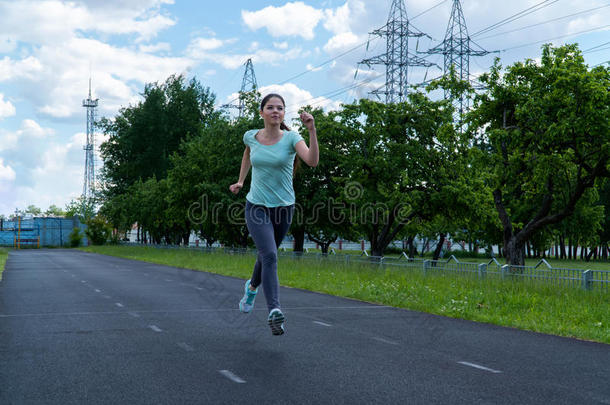 指已提到的<strong>人</strong>女孩是（be的三单形式<strong>跑步</strong>大约指已提到的<strong>人</strong>运动场.训练在<strong>户外</strong>.从