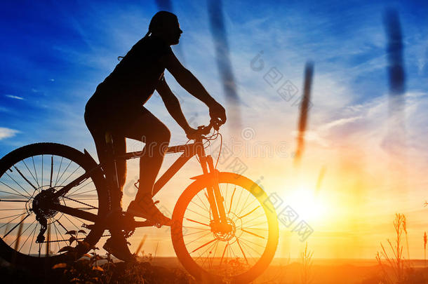 轮廓关于一骑自行车的人和一自行车向天b一ckground向be一utif