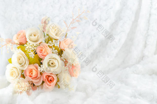彩色粉笔人造的粉红色的玫瑰花婚礼新婚的花束