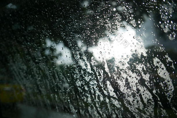 有样子的通过窗和<strong>雨水落下</strong>向和变模糊天然的