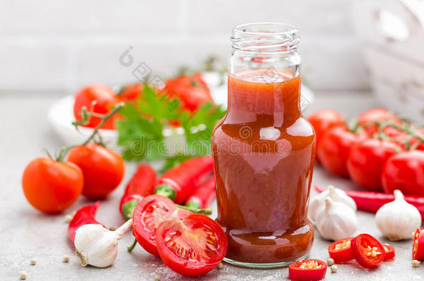 <strong>番茄番茄</strong>酱,辣椒调味汁,托马托斯<strong>浓汤</strong>和红辣椒胡椒,英语字母表的第20个字母