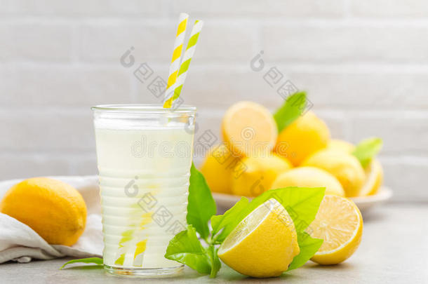 柠檬汽水.喝和新鲜的柠檬.柠檬鸡尾酒和果汁.