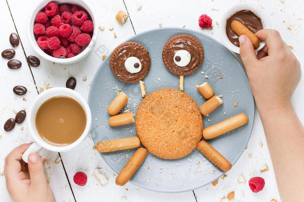蟹饼干食物艺术主意为小孩早餐或餐后甜食