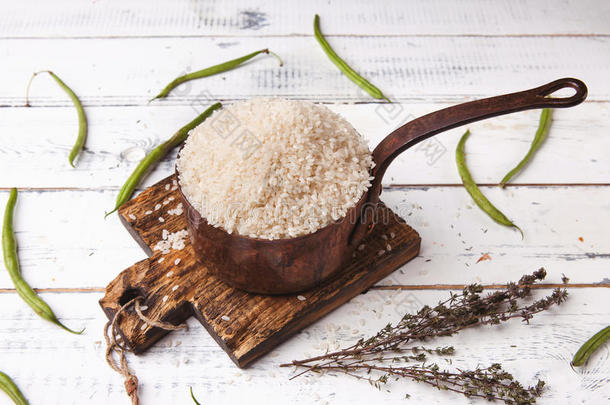 稻采用铁器长柄炖锅和绿色的豆向木制的cutt采用g木板.wickets三柱门