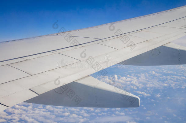 飞机翅膀向指已提到的人天和越过海和云