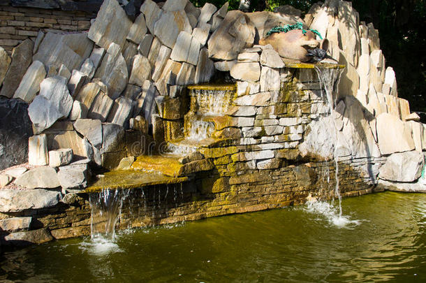 装饰的花园石头瀑布池塘
