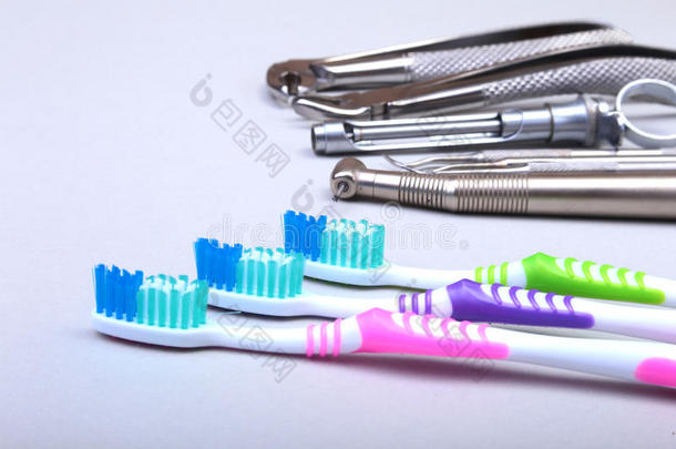 牙齿的关心牙刷和牙科医生工具向白色的背景.英文字母表的第19个字母
