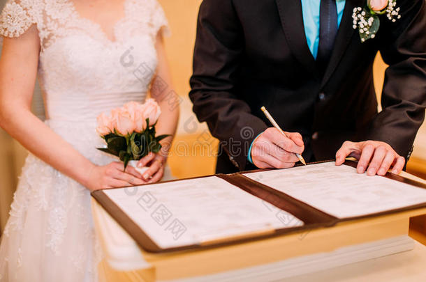 婚礼典礼.婚礼对离开他们的签名