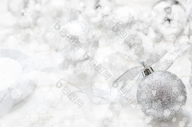 银<strong>圣诞</strong>节球和带向白色的像素焦外成像光英语字母表的第2个字母
