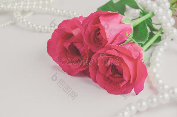 酿酒的红色的玫瑰花和白色的珍珠项链