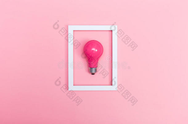 有色的灯泡向一粉红色的b一ckground