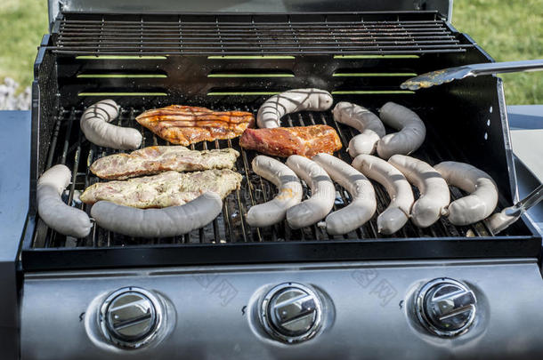 烤架烧烤barbecue吃烤烧肉的野餐向丙烷气体烧烤牛排德国式小香肠香肠