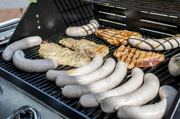 烤架烧烤barbecue吃烤烧肉的野餐向丙烷气体烧烤牛排德国式小香肠香肠