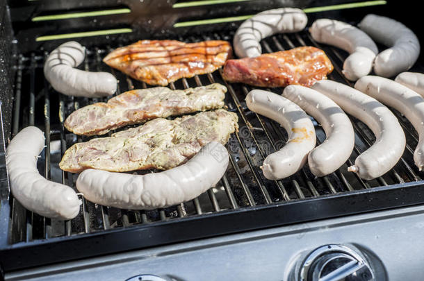 烤架烧烤barbecue吃烤烧肉的野餐向丙烷气体烧烤牛排德国式小香肠香肠