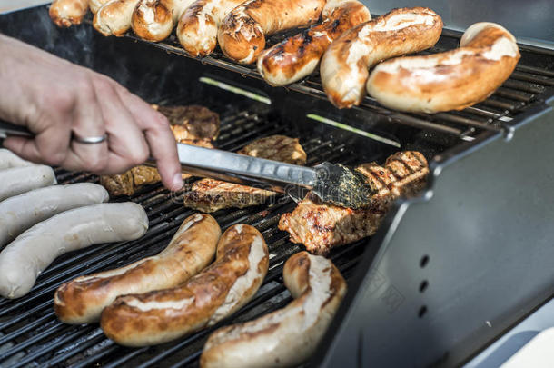 烤架烧烤barbecue吃烤烧肉的野餐向丙烷气体烧烤牛排德国式小香肠香肠