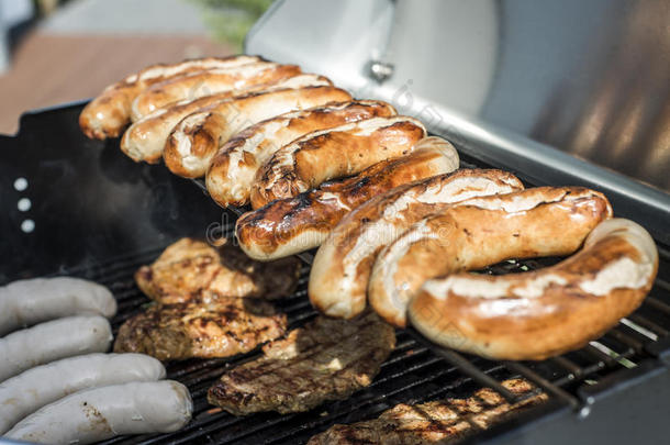 烤架烧烤barbecue吃烤烧肉的野餐向丙烷气体烧烤牛排德国式小香肠香肠