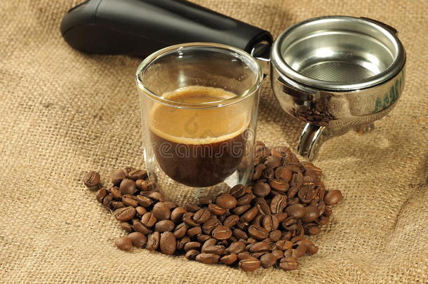 咖啡豆豆和玻璃马克杯采用前面关于一组h和le向一赫斯