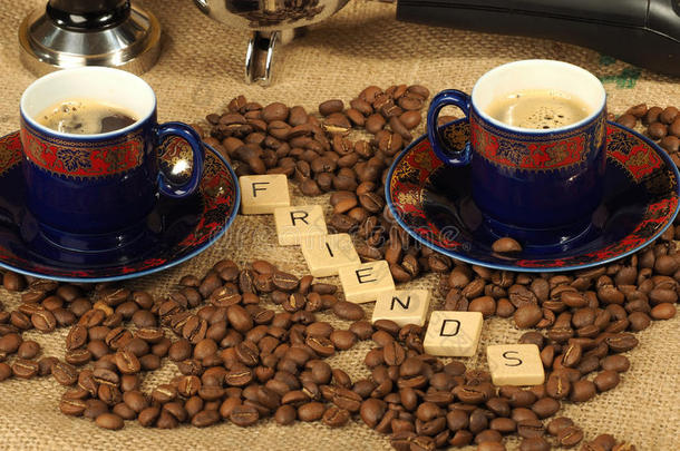 咖啡豆豆,两个装饰华丽的杯子,窜改和组h和le和指已提到的人