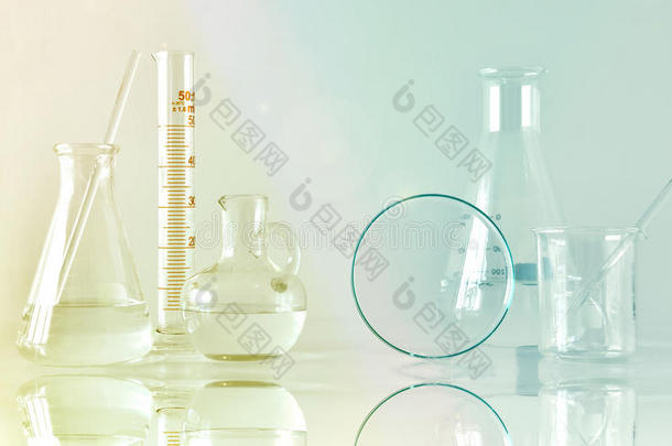 组关于科学的实验室玻璃器具类和清楚的液体溶液